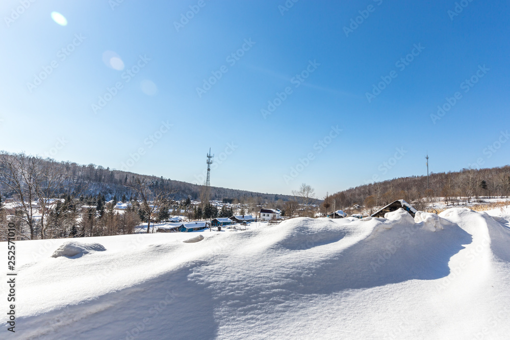 有路有雪的冬季景观