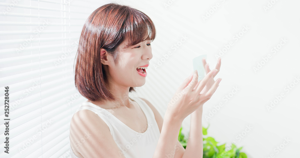 woman use oil blotting paper