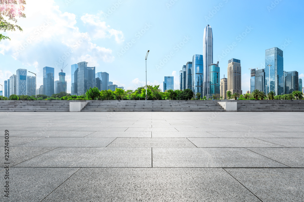 中国深圳，空荡荡的广场层，城市天际线尽收眼底