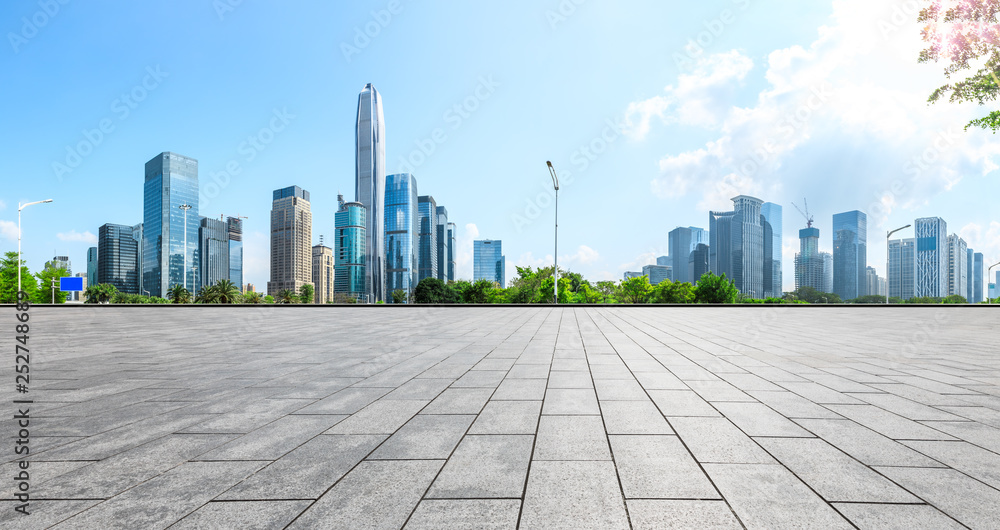 中国深圳，空旷的广场层，城市天际线尽收眼底