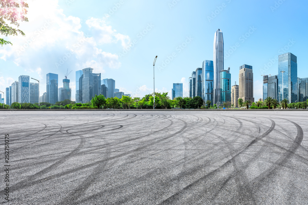 深圳空旷的沥青广场地面和城市天际线，建筑林立