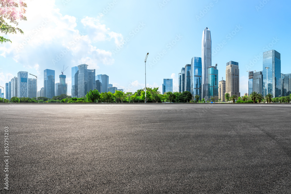 深圳空旷的沥青广场地面和城市天际线，建筑林立