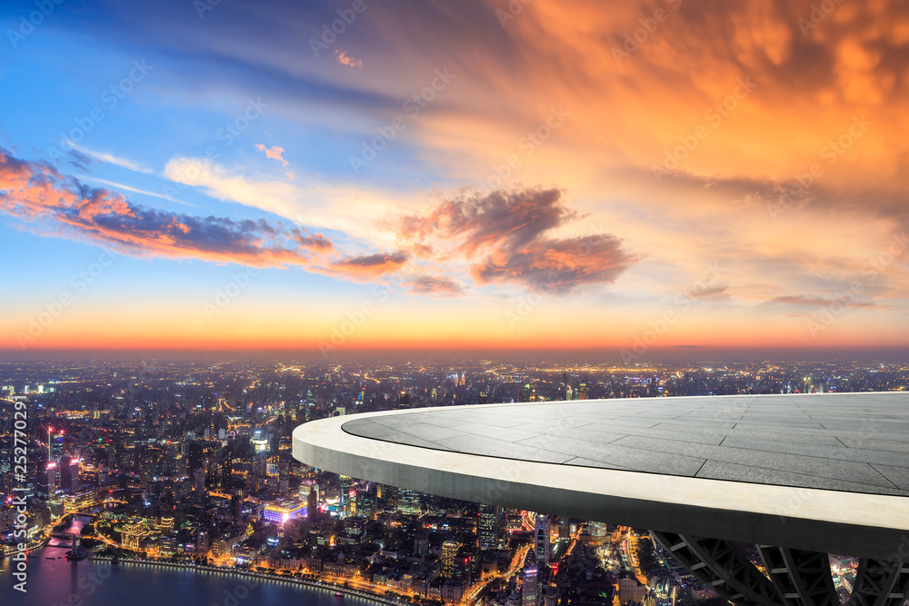 空旷的楼层平台和现代城市天际线，夜晚的上海有建筑