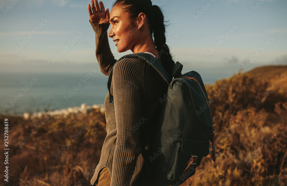 欣赏风景的女性徒步旅行者