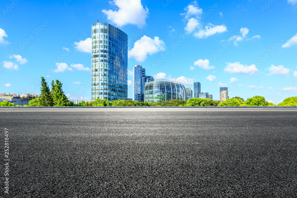 上海空旷的柏油路和现代商业建筑