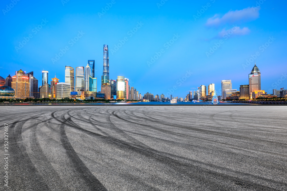 中国上海，空旷的沥青广场，城市天际线尽收眼底