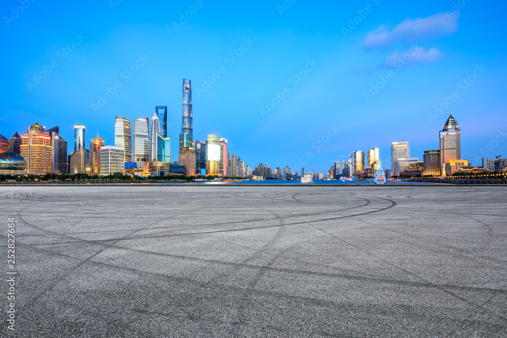 中国上海，空旷的沥青广场，城市天际线尽收眼底