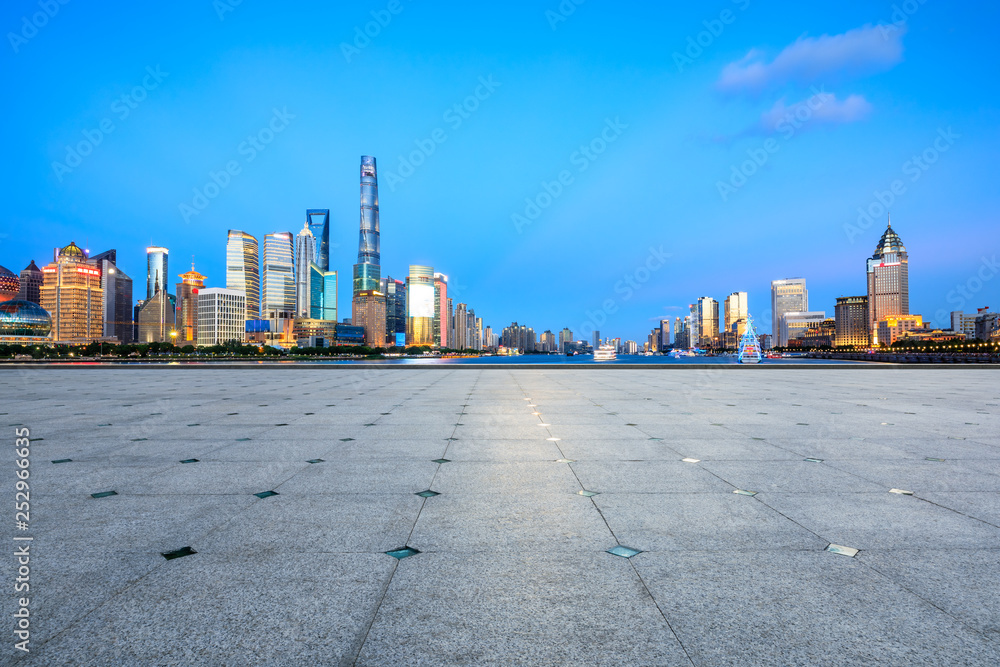 中国上海，空荡荡的广场层，城市天际线尽收眼底