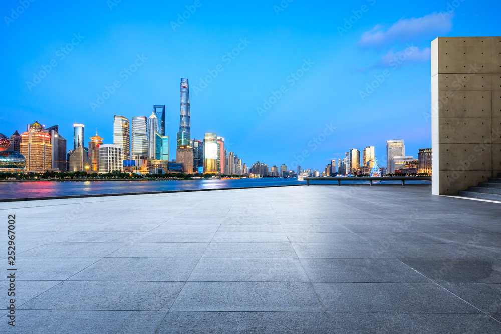 中国上海，空荡荡的广场层，城市天际线尽收眼底