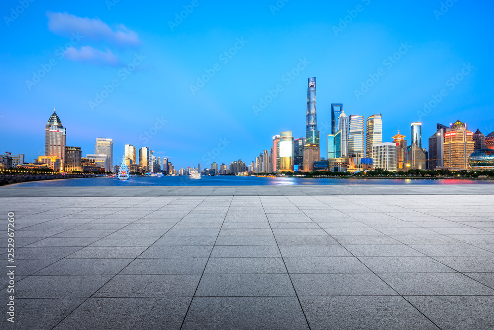 中国上海，空荡荡的广场层，城市天际线尽收眼底