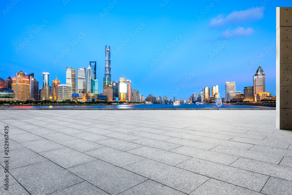 中国上海，空荡荡的广场层，城市天际线尽收眼底