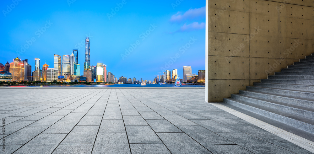 中国上海，空荡荡的广场层，城市天际线尽收眼底