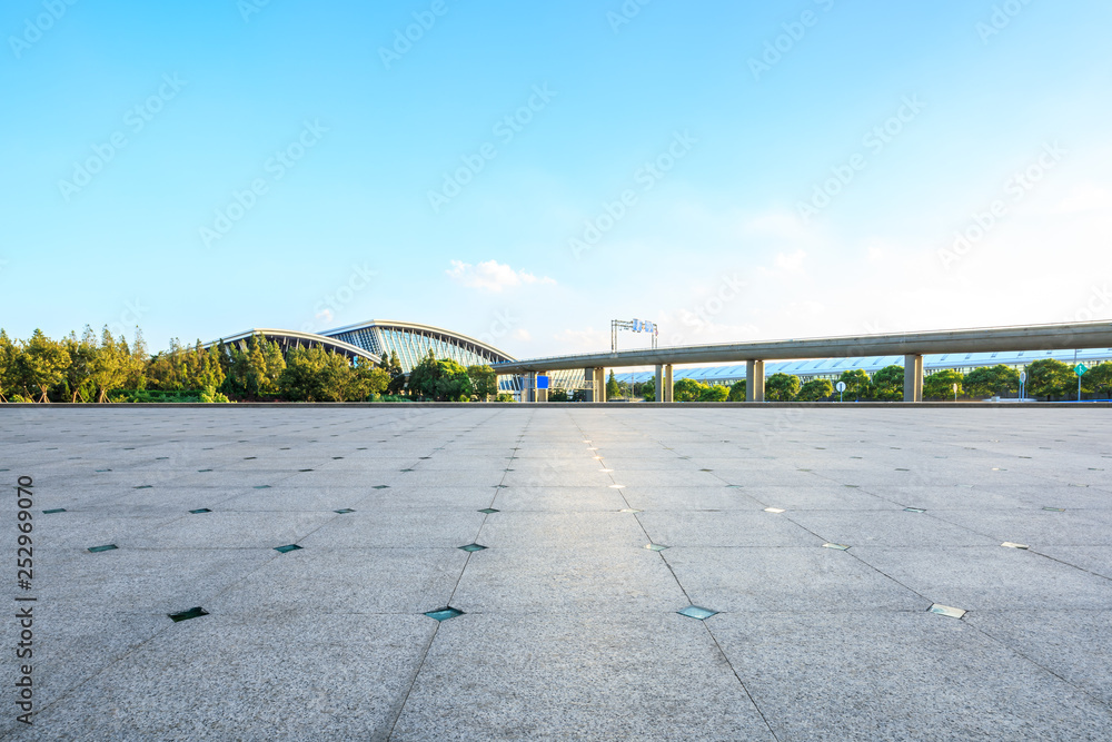 上海空荡荡的广场层和火车站建筑