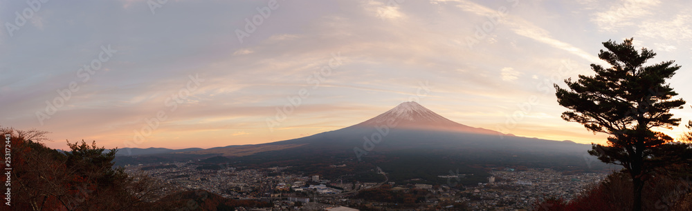 从河口湖的索道上俯瞰日本最高的山富士山的全景