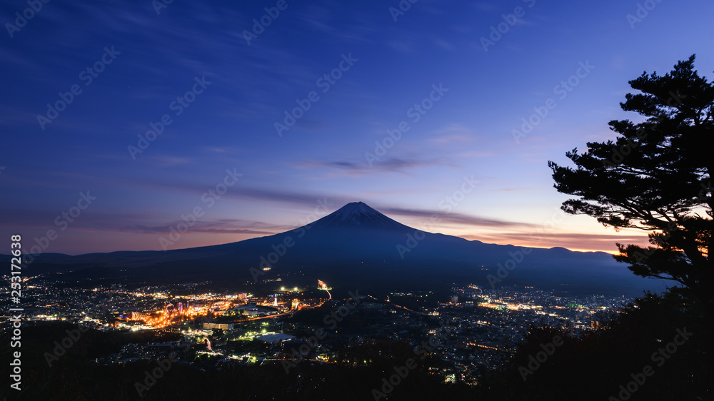 日落时日本山梨县河谷町地区的夜景，美丽的天空和城市的灯光