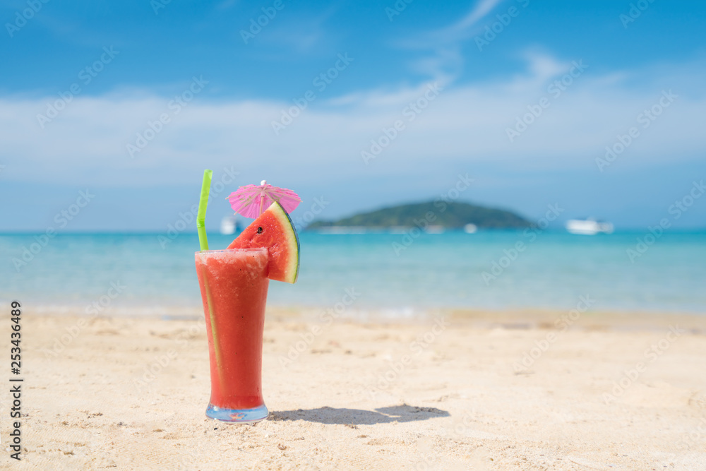 泰国普吉岛蓝色热带夏季海滩上的西瓜鸡尾酒。夏天，度假，旅行和