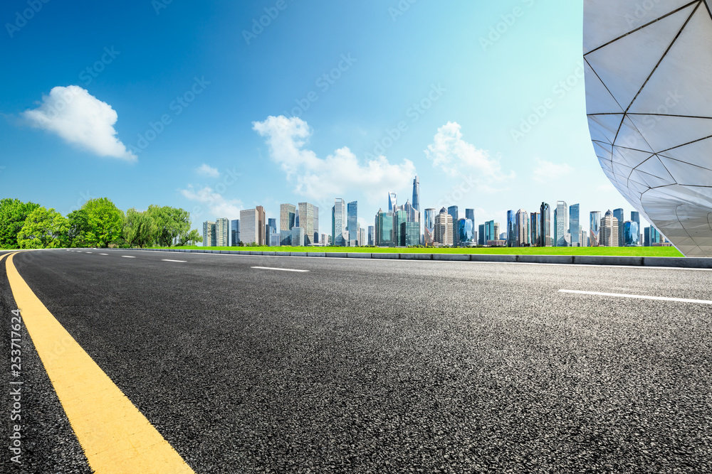 空旷的柏油路和上海建筑的全景城市天际线