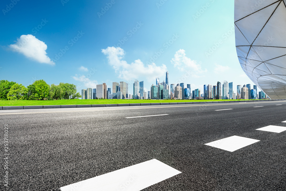 空旷的柏油路和上海建筑的全景城市天际线