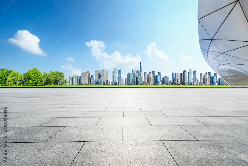 空旷的广场层和全景的城市天际线，上海的建筑