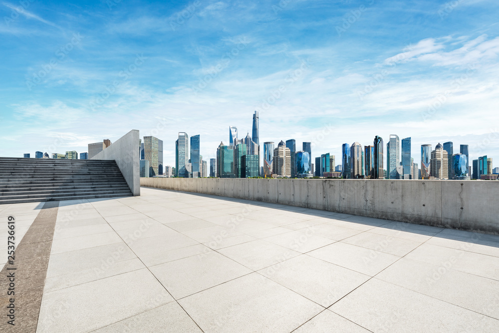 空旷的广场层和全景的城市天际线与上海的建筑