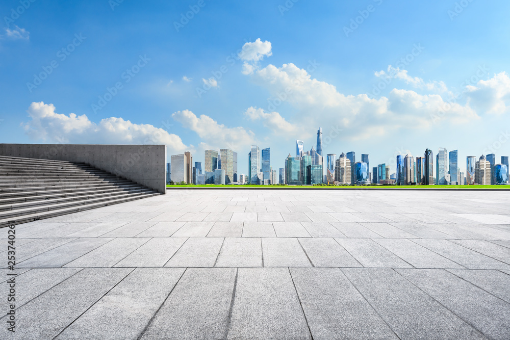 空荡荡的广场层和全景的城市天际线与上海的建筑