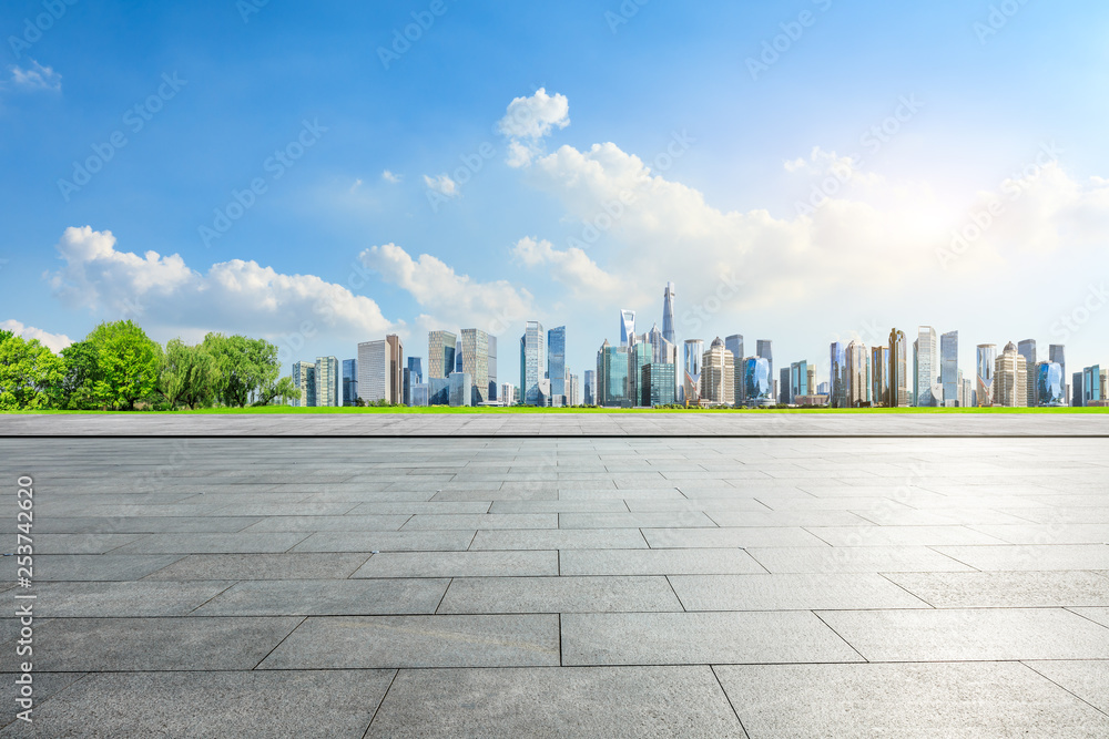 空旷的广场层和全景的城市天际线与上海的建筑