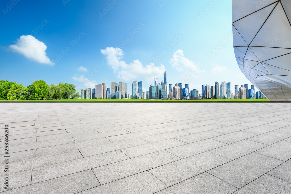 空旷的广场层和全景的城市天际线，上海的建筑