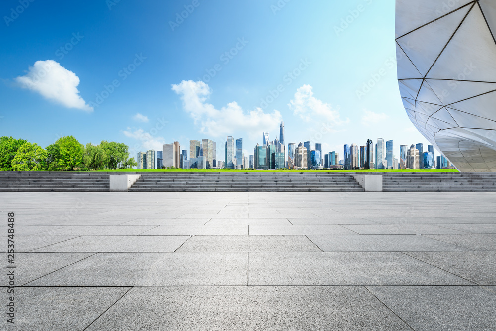 空旷的广场层和全景的城市天际线，上海的建筑