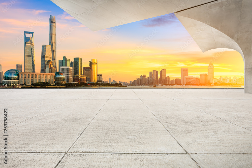 黄昏的上海，空旷的广场层和现代的城市建筑