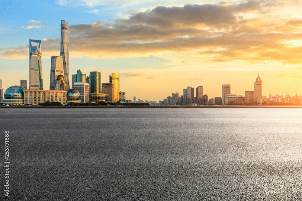 上海空旷的柏油路与现代城市建筑