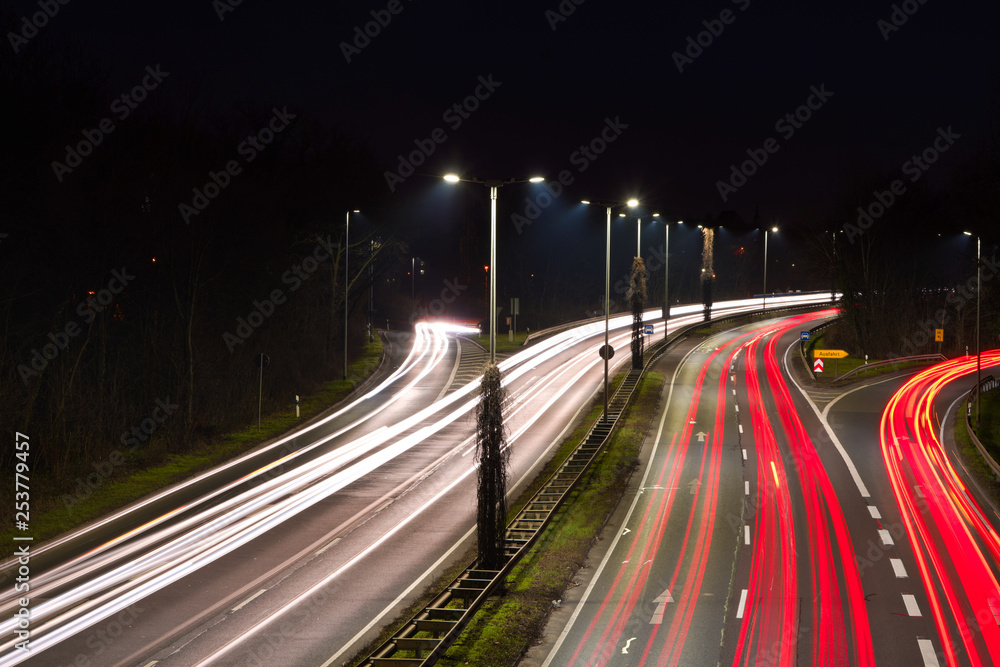 Lichtspuren auf einer Schnellstraße bei Nacht