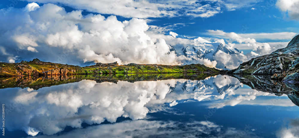 勃朗湖的夏季全景，背景是勃朗峰（比安科山），霞慕尼地区