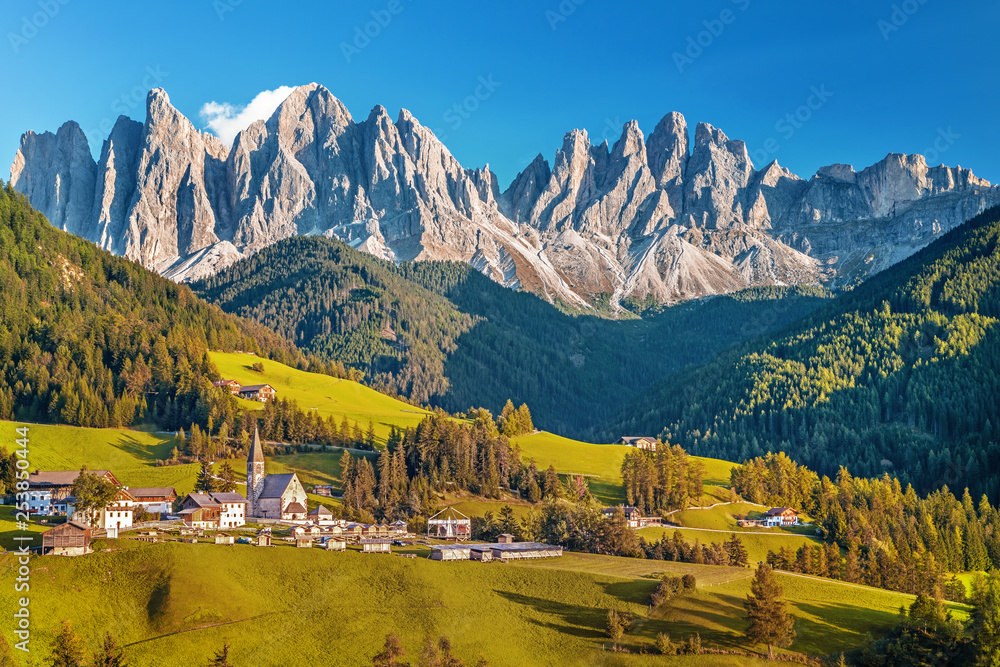 著名的高山之地Santa Maddalena村，背景是神奇的多洛米蒂山脉，瓦尔迪