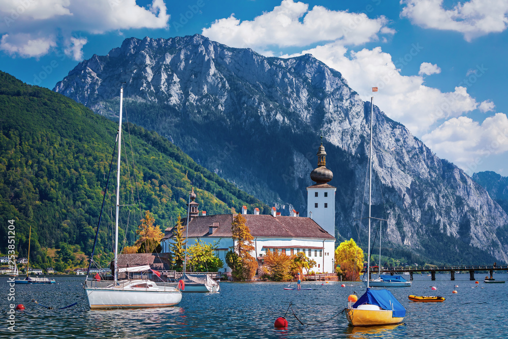 Gmunden Schloss Ort或Gmunden市Traunsee湖中的Schloss奥尔特的风景。奥尔特城堡