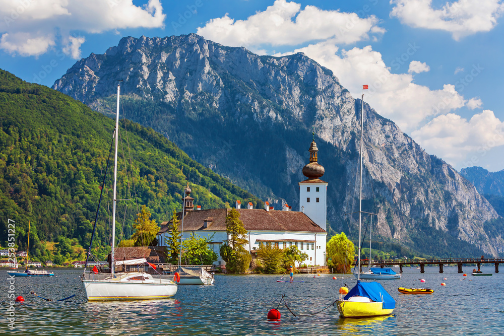 Gmunden Schloss Ort或Gmunden市Traunsee湖中的Schloss奥尔特的风景。奥尔特城堡