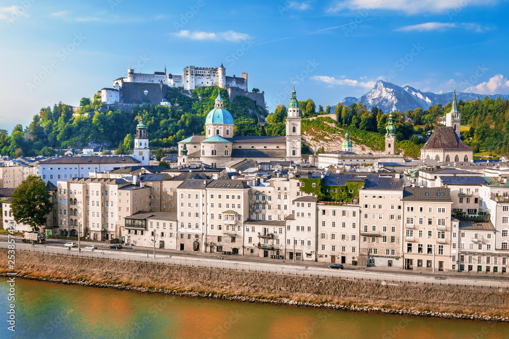 萨尔茨堡天际线的美景，秋天的Festung Hohensalzburg遗产和奥地利Al