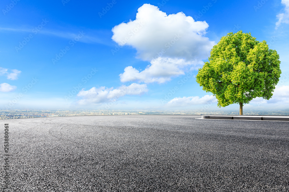 现代城市上方的沥青公路