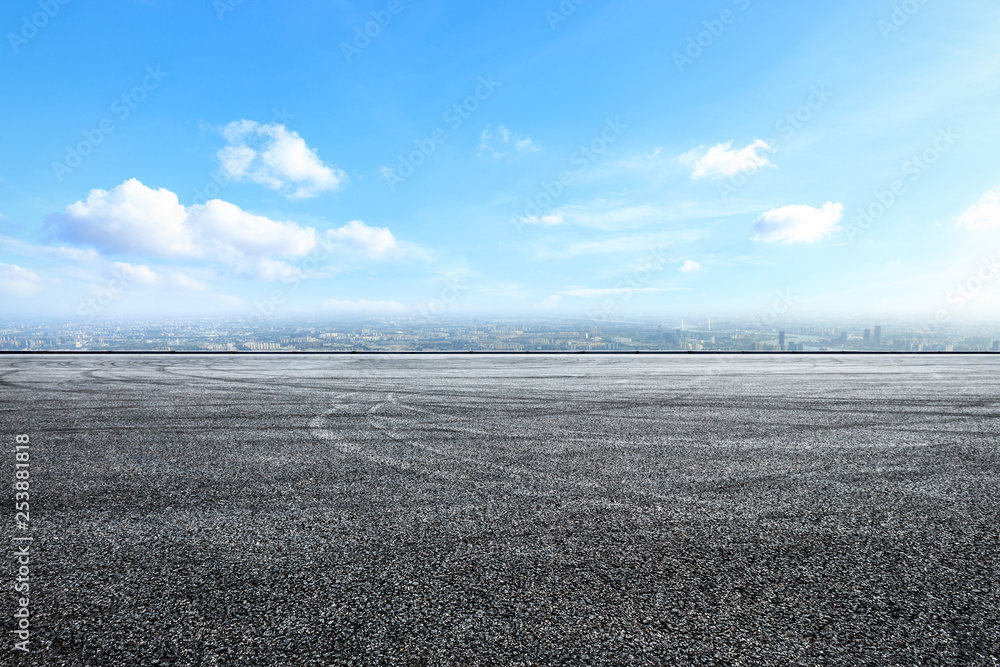 现代城市上空的空沥青路面