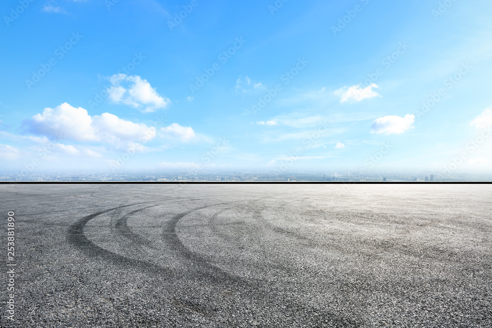 现代城市上空的空沥青路面