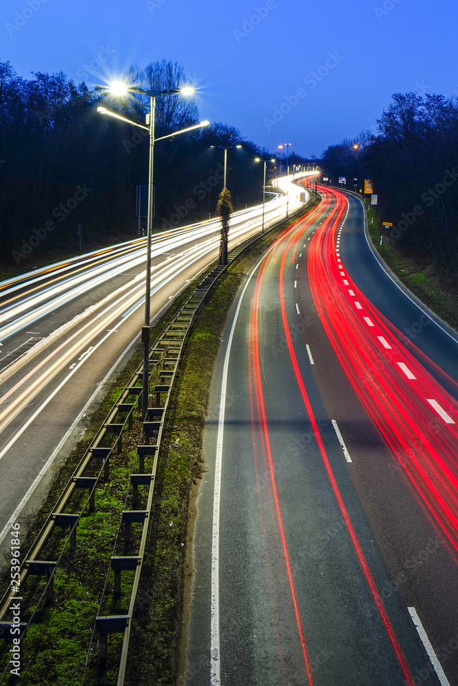 Leuchtspuren auf einer Hauptverkehrsstraße bei Nacht