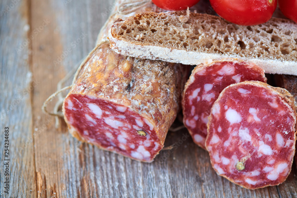 意大利Salami mit Bauernbrot auf altem holz