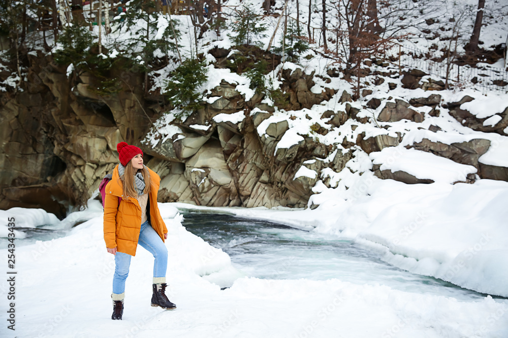 雪地度假村的美女