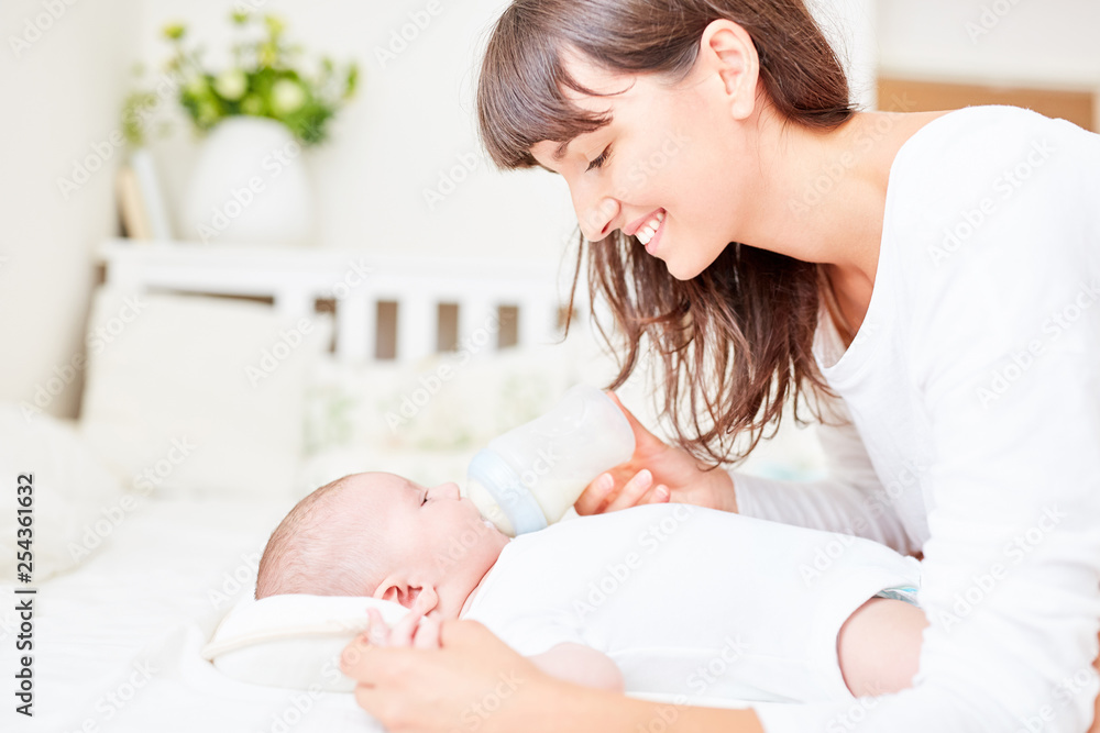 Liebevolle Mutter gibt ihrem Baby die Flasche