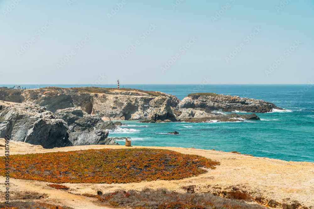 葡萄牙阿尔加维拉各斯湾海岸岩石和悬崖的海洋景观