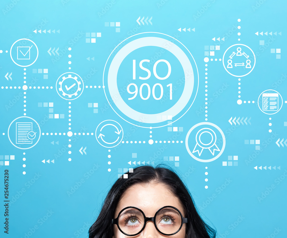 ISO 9001与戴眼镜的年轻女性