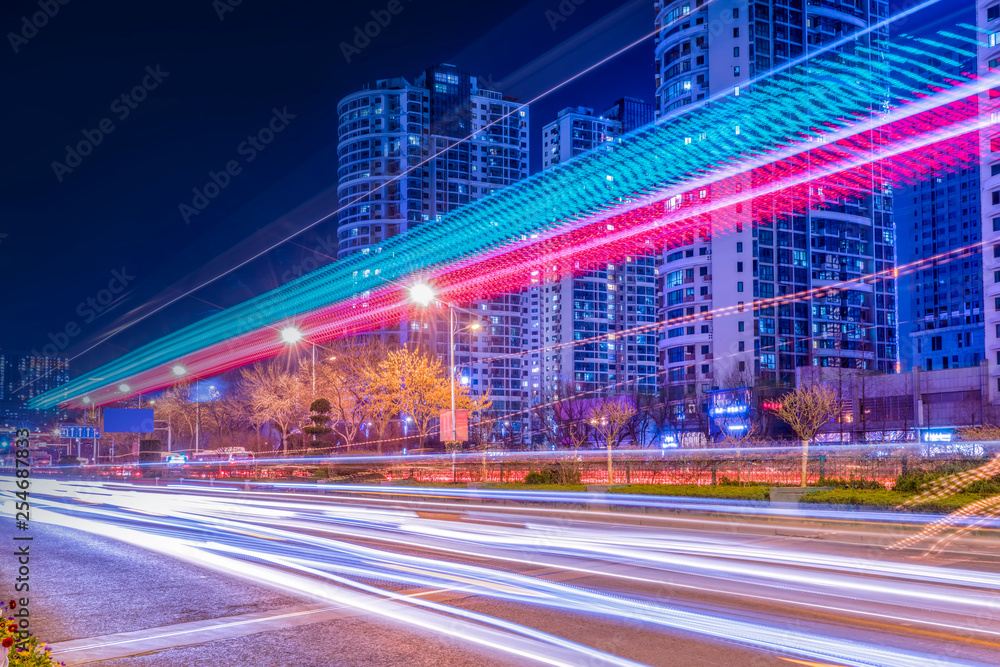 城市道路夜景和模糊车灯…