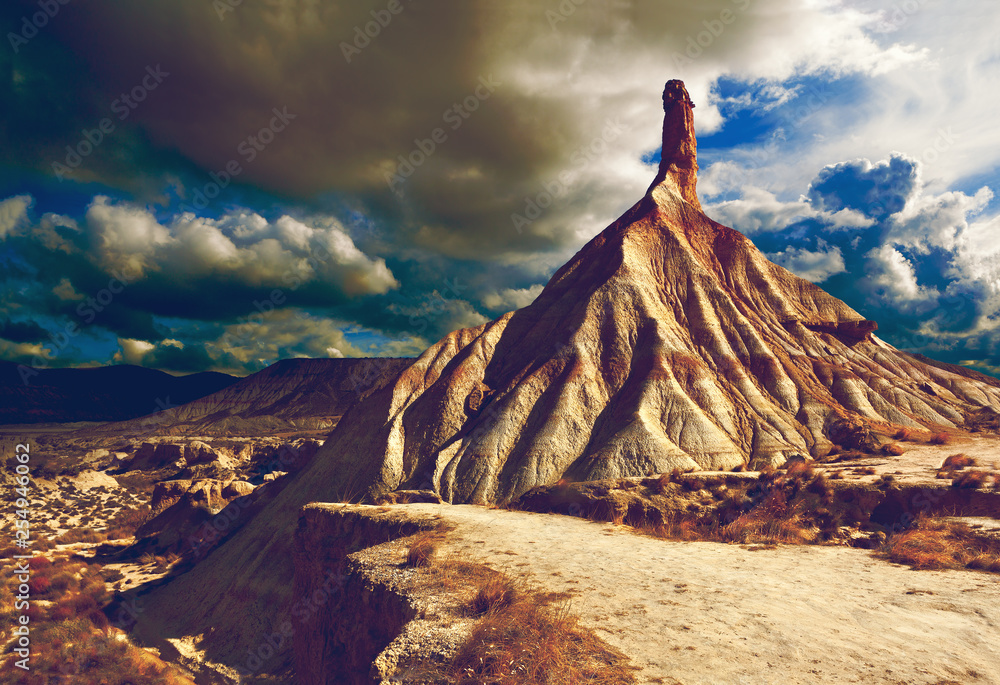 Paisaje pintoresco de desierto y cielo de tormenta.Suelo seco y árido