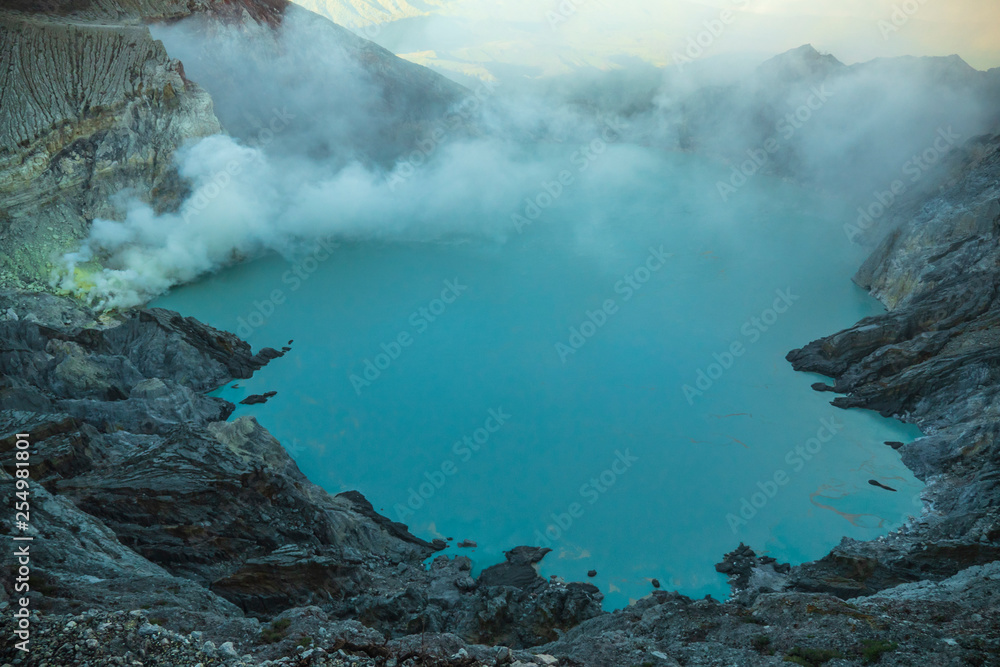 爪哇岛Kawah Ijen火山带硫磺火山口湖6