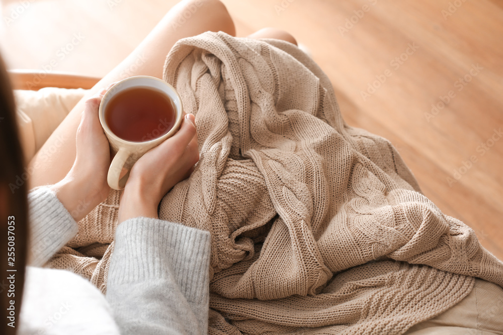 年轻女人在家喝热茶