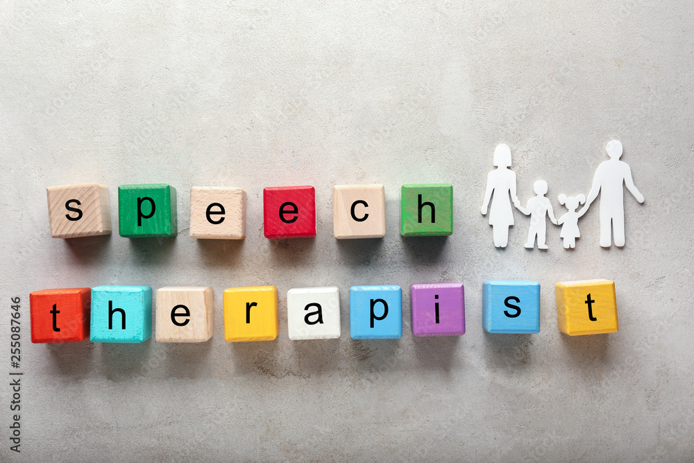 家庭和立方体的图形，灰色背景上有文字SPEECH THERAPIST